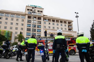 Malaga, İspanya. 16 Nisan 2020. Yerel polis ve itfaiyecilerden Malaga 'lı Carlos Haya hastanesinin sağlık personelini alkışlıyoruz. Coronavirus' a karşı savaşan itfaiyeciler..