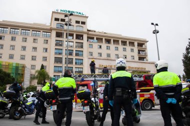 Malaga, İspanya. 16 Nisan 2020. Yerel polis ve itfaiyecilerden Malaga 'lı Carlos Haya hastanesinin sağlık personelini alkışlıyoruz. Coronavirus' a karşı savaşan itfaiyeciler..