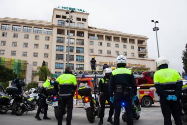 Malaga, İspanya. 16 Nisan 2020. Yerel polis ve itfaiyecilerden Malaga 'lı Carlos Haya hastanesinin sağlık personelini alkışlıyoruz. Coronavirus' a karşı savaşan itfaiyeciler..
