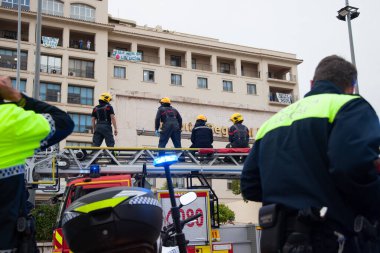 Malaga, İspanya. 16 Nisan 2020. Yerel polis ve itfaiyecilerden Malaga 'lı Carlos Haya hastanesinin sağlık personelini alkışlıyoruz. Coronavirus' a karşı savaşan itfaiyeciler..