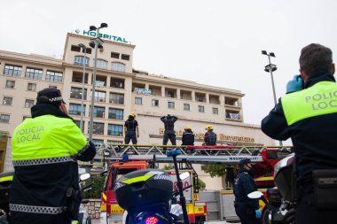 Malaga, İspanya. 16 Nisan 2020. Yerel polis ve itfaiyecilerden Malaga 'lı Carlos Haya hastanesinin sağlık personelini alkışlıyoruz. Coronavirus' a karşı savaşan itfaiyeciler..