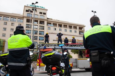 Malaga, İspanya. 16 Nisan 2020. Yerel polis ve itfaiyecilerden Malaga 'lı Carlos Haya hastanesinin sağlık personelini alkışlıyoruz. Coronavirus' a karşı savaşan itfaiyeciler..