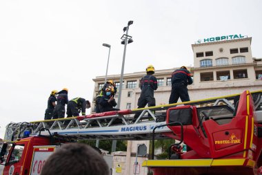 Malaga, İspanya. 16 Nisan 2020. Yerel polis ve itfaiyecilerden Malaga 'lı Carlos Haya hastanesinin sağlık personelini alkışlıyoruz. Coronavirus' a karşı savaşan itfaiyeciler..