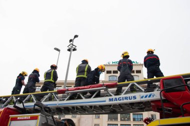 Malaga, İspanya. 16 Nisan 2020. Yerel polis ve itfaiyecilerden Malaga 'lı Carlos Haya hastanesinin sağlık personelini alkışlıyoruz. Coronavirus' a karşı savaşan itfaiyeciler..