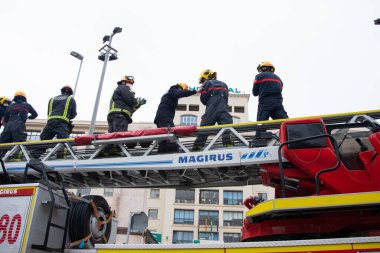 Malaga, İspanya. 16 Nisan 2020. Yerel polis ve itfaiyecilerden Malaga 'lı Carlos Haya hastanesinin sağlık personelini alkışlıyoruz. Coronavirus' a karşı savaşan itfaiyeciler..