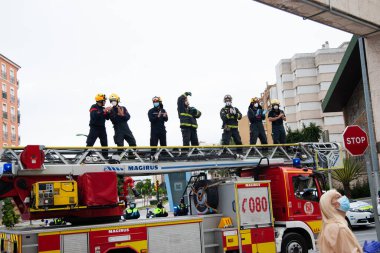Malaga, İspanya. 16 Nisan 2020. Yerel polis ve itfaiyecilerden Malaga 'lı Carlos Haya hastanesinin sağlık personelini alkışlıyoruz. Coronavirus' a karşı savaşan itfaiyeciler..