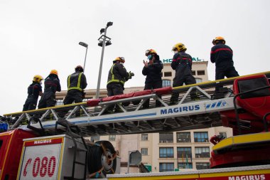 Malaga, İspanya. 16 Nisan 2020. Yerel polis ve itfaiyecilerden Malaga 'lı Carlos Haya hastanesinin sağlık personelini alkışlıyoruz. Coronavirus' a karşı savaşan itfaiyeciler..