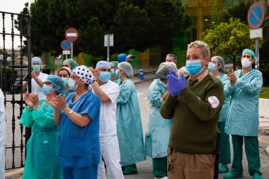 Malaga, İspanya. 16 Nisan 2020. Yerel polis ve itfaiyecilerden Malaga 'lı Carlos Haya hastanesinin sağlık personelini alkışlıyoruz. Coronavirus' a karşı savaşan itfaiyeciler..