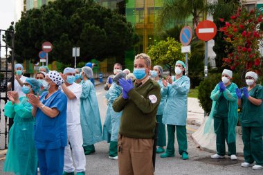 Malaga, İspanya. 16 Nisan 2020. Yerel polis ve itfaiyecilerden Malaga 'lı Carlos Haya hastanesinin sağlık personelini alkışlıyoruz. Coronavirus' a karşı savaşan itfaiyeciler..