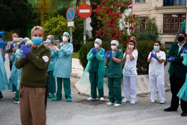 Malaga, İspanya. 16 Nisan 2020. Yerel polis ve itfaiyecilerden Malaga 'lı Carlos Haya hastanesinin sağlık personelini alkışlıyoruz. Coronavirus' a karşı savaşan itfaiyeciler..