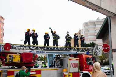 Malaga, İspanya. 16 Nisan 2020. Yerel polis ve itfaiyecilerden Malaga 'lı Carlos Haya hastanesinin sağlık personelini alkışlıyoruz. Coronavirus' a karşı savaşan itfaiyeciler..
