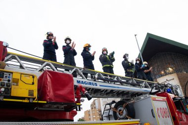Malaga, İspanya. 16 Nisan 2020. Yerel polis ve itfaiyecilerden Malaga 'lı Carlos Haya hastanesinin sağlık personelini alkışlıyoruz. Coronavirus' a karşı savaşan itfaiyeciler..