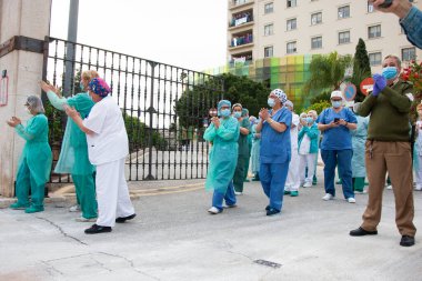 Malaga, İspanya. 16 Nisan 2020. Yerel polis ve itfaiyecilerden Malaga 'lı Carlos Haya hastanesinin sağlık personelini alkışlıyoruz. Coronavirus' a karşı savaşan itfaiyeciler..