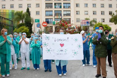 Malaga, İspanya. 16 Nisan 2020. Yerel polis ve itfaiyecilerden Malaga 'lı Carlos Haya hastanesinin sağlık personelini alkışlıyoruz. Coronavirus' a karşı savaşan itfaiyeciler..