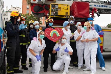 Malaga, İspanya. 16 Nisan 2020. Yerel polis ve itfaiyecilerden Malaga 'lı Carlos Haya hastanesinin sağlık personelini alkışlıyoruz. Coronavirus' a karşı savaşan itfaiyeciler..