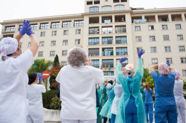 Malaga, İspanya. 16 Nisan 2020. Yerel polis ve itfaiyecilerden Malaga 'lı Carlos Haya hastanesinin sağlık personelini alkışlıyoruz. Coronavirus' a karşı savaşan itfaiyeciler..