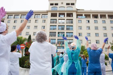 Mlaga, İspanya. 16 Nisan 2020. Covid-19 Haraç Töreni, yerel polis ve itfaiyecilerden Mlaga Hastanesi 'nin sağlık personeli Carlos Haya' yı alkışlıyor. Coronavirus 'a karşı dövüşçüler..