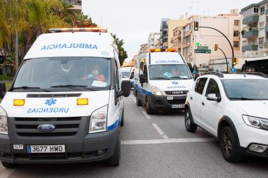 Mlaga, İspanya. 16 Nisan 2020. Covid-19 Haraç Töreni, yerel polis ve itfaiyecilerden Mlaga Hastanesi 'nin sağlık personeli Carlos Haya' yı alkışlıyor. Coronavirus 'a karşı dövüşçüler..