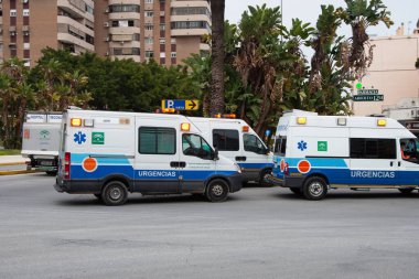 Mlaga, İspanya. 16 Nisan 2020. Covid-19 Haraç Töreni, yerel polis ve itfaiyecilerden Mlaga Hastanesi 'nin sağlık personeli Carlos Haya' yı alkışlıyor. Coronavirus 'a karşı dövüşçüler..