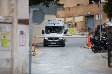 Mlaga, İspanya. 16 Nisan 2020. Covid-19 Haraç Töreni, yerel polis ve itfaiyecilerden Mlaga Hastanesi 'nin sağlık personeli Carlos Haya' yı alkışlıyor. Coronavirus 'a karşı dövüşçüler..