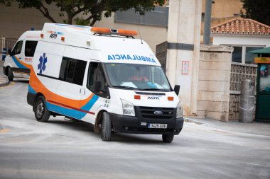 Mlaga, İspanya. 16 Nisan 2020. Covid-19 Haraç Töreni, yerel polis ve itfaiyecilerden Mlaga Hastanesi 'nin sağlık personeli Carlos Haya' yı alkışlıyor. Coronavirus 'a karşı dövüşçüler..