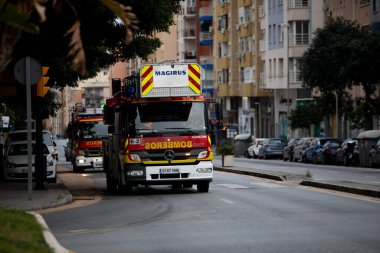 Mlaga, İspanya. 16 Nisan 2020. Covid-19 Haraç Töreni, yerel polis ve itfaiyecilerden Mlaga Hastanesi 'nin sağlık personeli Carlos Haya' yı alkışlıyor. Coronavirus 'a karşı dövüşçüler..