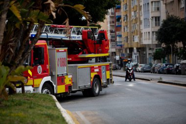 Mlaga, İspanya. 16 Nisan 2020. Covid-19 Haraç Töreni, yerel polis ve itfaiyecilerden Mlaga Hastanesi 'nin sağlık personeli Carlos Haya' yı alkışlıyor. Coronavirus 'a karşı dövüşçüler..