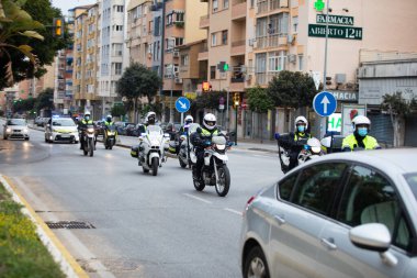 Mlaga, İspanya. 16 Nisan 2020. Covid-19 Haraç Töreni, yerel polis ve itfaiyecilerden Mlaga Hastanesi 'nin sağlık personeli Carlos Haya' yı alkışlıyor. Coronavirus 'a karşı dövüşçüler..