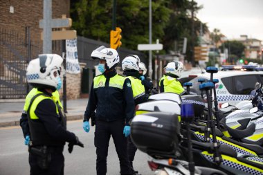 Mlaga, İspanya. 16 Nisan 2020. Covid-19 Haraç Töreni, yerel polis ve itfaiyecilerden Mlaga Hastanesi 'nin sağlık personeli Carlos Haya' yı alkışlıyor. Coronavirus 'a karşı dövüşçüler..