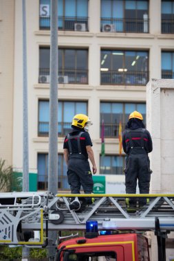 Mlaga, İspanya. 16 Nisan 2020. Covid-19 Haraç Töreni, yerel polis ve itfaiyecilerden Mlaga Hastanesi 'nin sağlık personeli Carlos Haya' yı alkışlıyor. Coronavirus 'a karşı dövüşçüler..