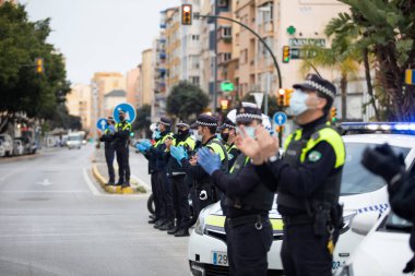 Mlaga, İspanya. 16 Nisan 2020. Covid-19 Haraç Töreni, yerel polis ve itfaiyecilerden Mlaga Hastanesi 'nin sağlık personeli Carlos Haya' yı alkışlıyor. Coronavirus 'a karşı dövüşçüler..