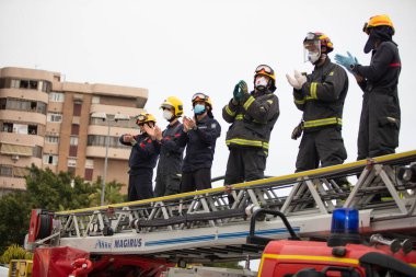 Mlaga, İspanya. 16 Nisan 2020. Covid-19 Haraç Töreni, yerel polis ve itfaiyecilerden Mlaga Hastanesi 'nin sağlık personeli Carlos Haya' yı alkışlıyor. Coronavirus 'a karşı dövüşçüler..