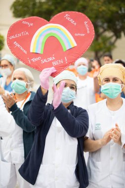 Mlaga, İspanya. 16 Nisan 2020. Covid-19 Haraç Töreni, yerel polis ve itfaiyecilerden Mlaga Hastanesi 'nin sağlık personeli Carlos Haya' yı alkışlıyor. Coronavirus 'a karşı dövüşçüler..