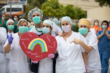 Mlaga, İspanya. 16 Nisan 2020. Covid-19 Haraç Töreni, yerel polis ve itfaiyecilerden Mlaga Hastanesi 'nin sağlık personeli Carlos Haya' yı alkışlıyor. Coronavirus 'a karşı dövüşçüler..