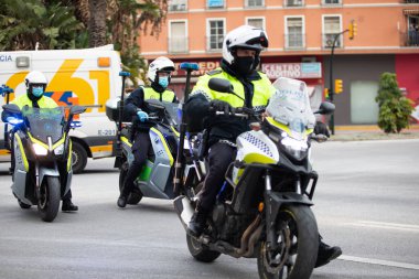 Mlaga, İspanya. 16 Nisan 2020. Covid-19 Haraç Töreni, yerel polis ve itfaiyecilerden Mlaga Hastanesi 'nin sağlık personeli Carlos Haya' yı alkışlıyor. Coronavirus 'a karşı dövüşçüler..