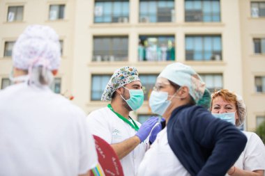 Mlaga, İspanya. 16 Nisan 2020. Covid-19 Haraç Töreni, yerel polis ve itfaiyecilerden Mlaga Hastanesi 'nin sağlık personeli Carlos Haya' yı alkışlıyor. Coronavirus 'a karşı dövüşçüler..