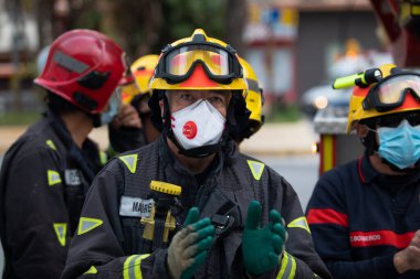 Mlaga, İspanya. 16 Nisan 2020. Covid-19 Haraç Töreni, yerel polis ve itfaiyecilerden Mlaga Hastanesi 'nin sağlık personeli Carlos Haya' yı alkışlıyor. Coronavirus 'a karşı dövüşçüler..