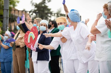 Mlaga, İspanya. 16 Nisan 2020. Covid-19 Haraç Töreni, yerel polis ve itfaiyecilerden Mlaga Hastanesi 'nin sağlık personeli Carlos Haya' yı alkışlıyor. Coronavirus 'a karşı dövüşçüler..