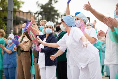Mlaga, İspanya. 16 Nisan 2020. Covid-19 Haraç Töreni, yerel polis ve itfaiyecilerden Mlaga Hastanesi 'nin sağlık personeli Carlos Haya' yı alkışlıyor. Coronavirus 'a karşı dövüşçüler..