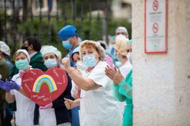 Mlaga, İspanya. 16 Nisan 2020. Covid-19 Haraç Töreni, yerel polis ve itfaiyecilerden Mlaga Hastanesi 'nin sağlık personeli Carlos Haya' yı alkışlıyor. Coronavirus 'a karşı dövüşçüler..