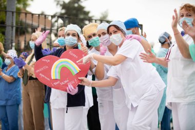 Mlaga, İspanya. 16 Nisan 2020. Covid-19 Haraç Töreni, yerel polis ve itfaiyecilerden Mlaga Hastanesi 'nin sağlık personeli Carlos Haya' yı alkışlıyor. Coronavirus 'a karşı dövüşçüler..