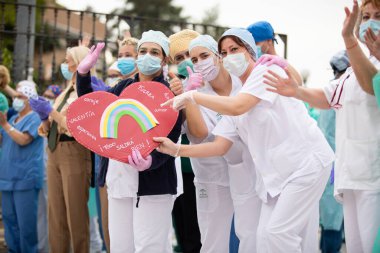Mlaga, İspanya. 16 Nisan 2020. Covid-19 Haraç Töreni, yerel polis ve itfaiyecilerden Mlaga Hastanesi 'nin sağlık personeli Carlos Haya' yı alkışlıyor. Coronavirus 'a karşı dövüşçüler..