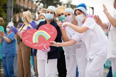 Mlaga, İspanya. 16 Nisan 2020. Covid-19 Haraç Töreni, yerel polis ve itfaiyecilerden Mlaga Hastanesi 'nin sağlık personeli Carlos Haya' yı alkışlıyor. Coronavirus 'a karşı dövüşçüler..
