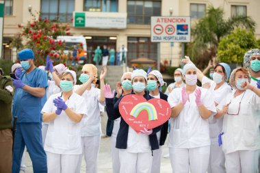 Mlaga, İspanya. 16 Nisan 2020. Covid-19 Haraç Töreni, yerel polis ve itfaiyecilerden Mlaga Hastanesi 'nin sağlık personeli Carlos Haya' yı alkışlıyor. Coronavirus 'a karşı dövüşçüler..