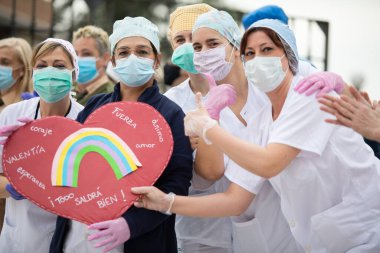 Mlaga, İspanya. 16 Nisan 2020. Covid-19 Haraç Töreni, yerel polis ve itfaiyecilerden Mlaga Hastanesi 'nin sağlık personeli Carlos Haya' yı alkışlıyor. Coronavirus 'a karşı dövüşçüler..