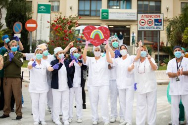 Mlaga, İspanya. 16 Nisan 2020. Covid-19 Haraç Töreni, yerel polis ve itfaiyecilerden Mlaga Hastanesi 'nin sağlık personeli Carlos Haya' yı alkışlıyor. Coronavirus 'a karşı dövüşçüler..