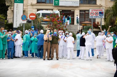 Malaga, İspanya. 16 Nisan 2020. Yerel polis ve itfaiyecilerden Malaga 'lı Carlos Haya hastanesinin sağlık personelini alkışlıyoruz. Coronavirus' a karşı savaşan itfaiyeciler..