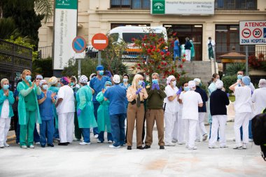 Malaga, İspanya. 16 Nisan 2020. Yerel polis ve itfaiyecilerden Malaga 'lı Carlos Haya hastanesinin sağlık personelini alkışlıyoruz. Coronavirus' a karşı savaşan itfaiyeciler..