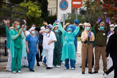 Malaga, İspanya. 16 Nisan 2020. Yerel polis ve itfaiyecilerden Malaga 'lı Carlos Haya hastanesinin sağlık personelini alkışlıyoruz. Coronavirus' a karşı savaşan itfaiyeciler..