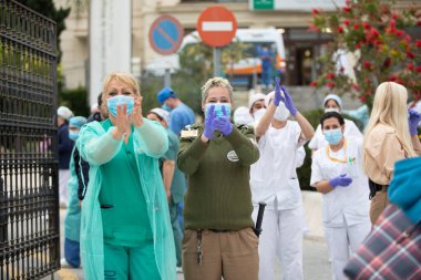 Malaga, İspanya. 16 Nisan 2020. Yerel polis ve itfaiyecilerden Malaga 'lı Carlos Haya hastanesinin sağlık personelini alkışlıyoruz. Coronavirus' a karşı savaşan itfaiyeciler..